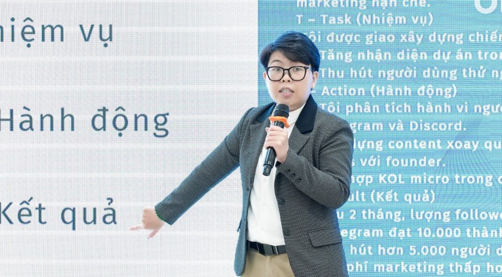 CEO-BlockchainWork-Tien-Le-give-a-speech-at-UEF