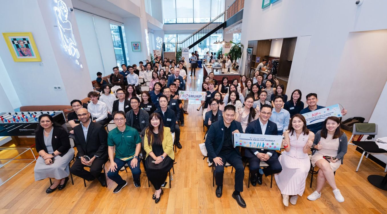 BlockchainWork networking with guests at SMU Executive Dialogue 2026 in Ho Chi Minh City